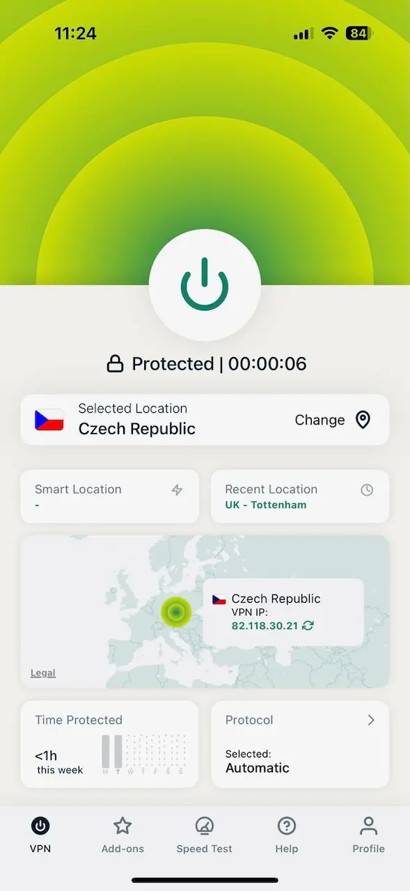 Screenshot ExpressVPN na iPhonu, aktivní připojení k českému serveru a zobrazená nová IP adresa.