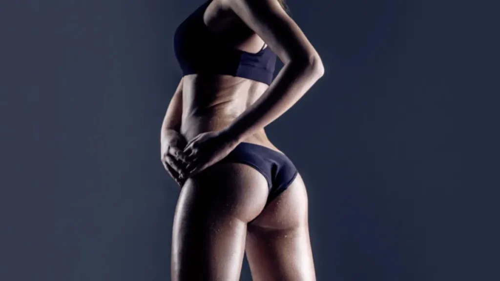 sportovní ženská postava zezadu v černém fitness oblečení po tréninku