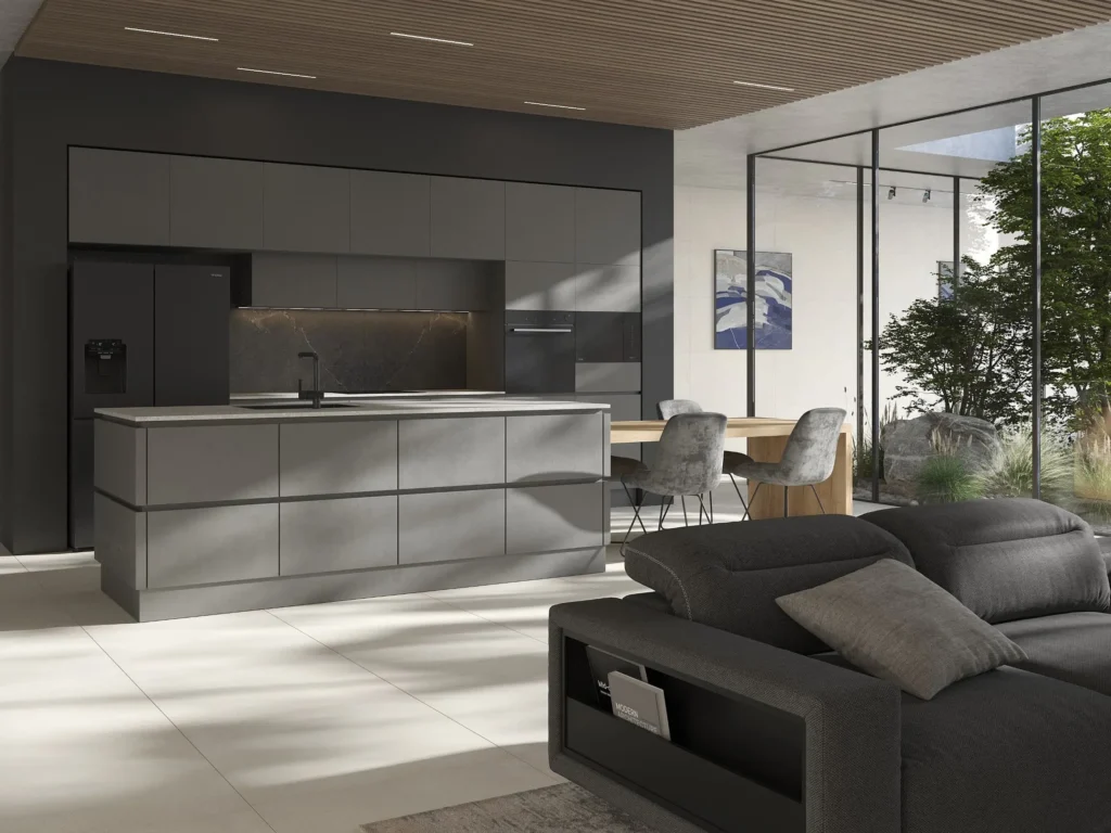 Elegantní kuchyň v šedých tónech s ostrůvkem, černou americkou lednicí a výhledem do zahrady přes prosklenou stěnu