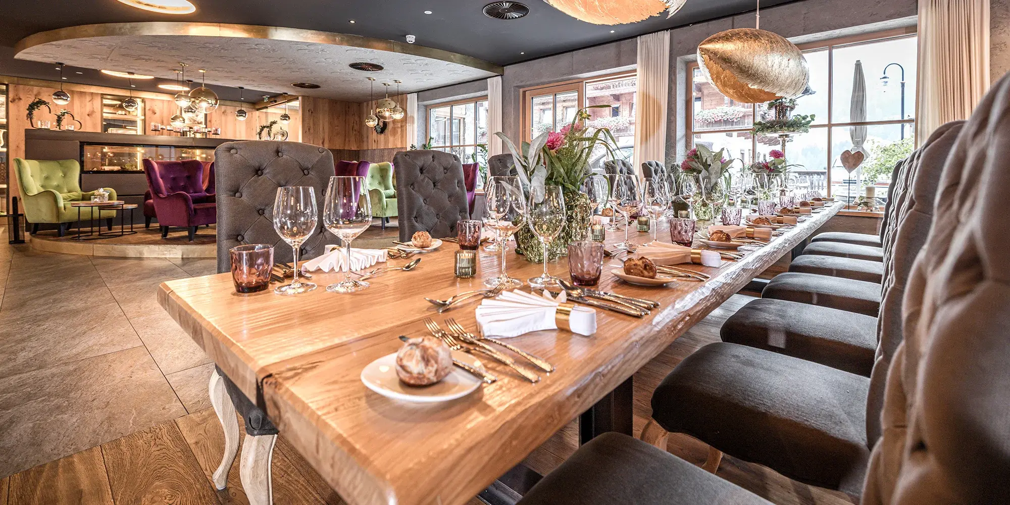 Luxusní restaurace v Boutiquehotel Die Alpbacherin | Venclíkovi.cz Elegantní restaurace v Boutiquehotel Die Alpbacherin připravená na servírování šestichodové večeře v rámci polopenze plus