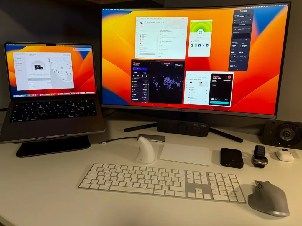 Můj testovací stůl s MacBookem Pro a externím 34" monitorem při srovnávání VPN