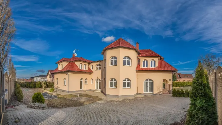 Rodinný dům v Buštěhradě připravený k dokončení a rozdělení na jednotky