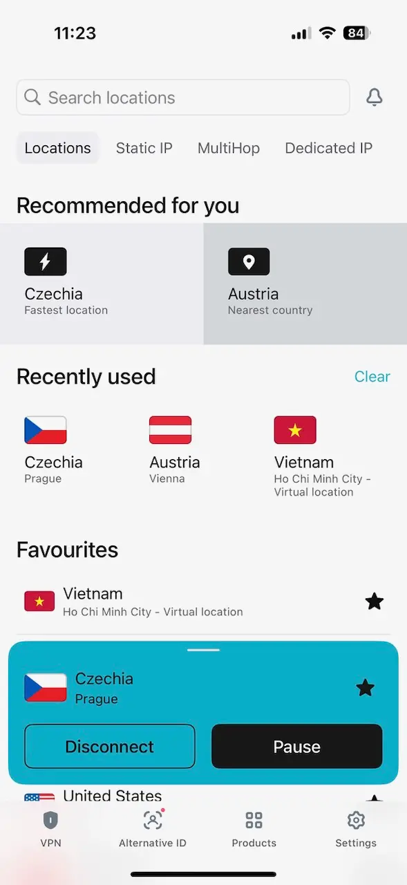 Screenshot Surfshark VPN na telefonu, připojení k českému serveru a seznam naposledy používaných lokalit.