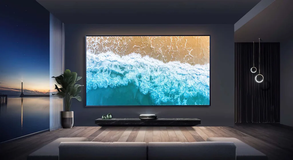 TCL 98" televize s mořskou scénou v moderním tmavém interiéru – velkoformátový obraz jako z galerie, ideální do minimalistického obýváku