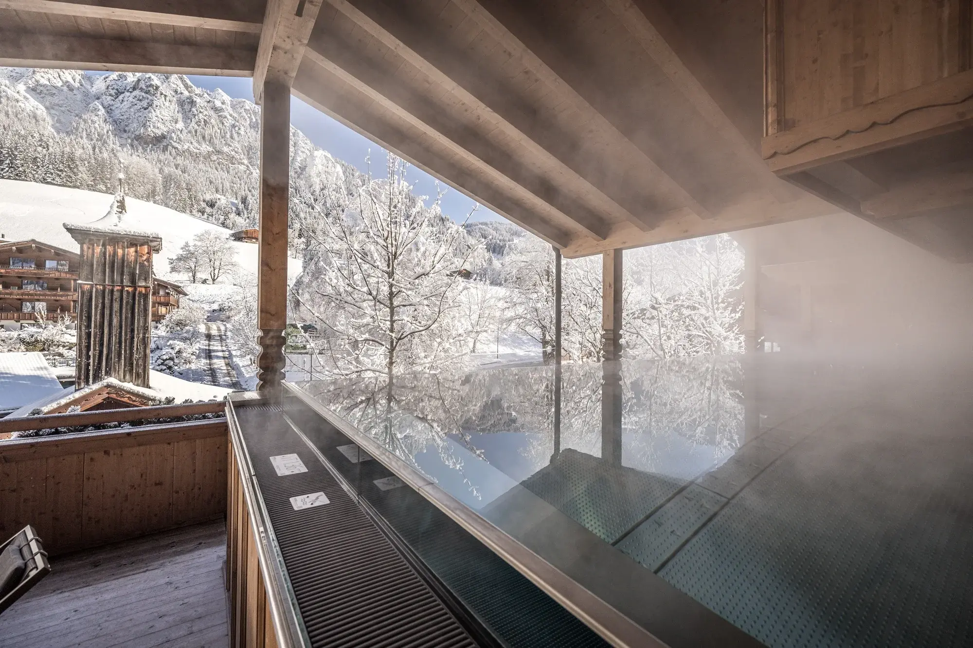 Wellness Boutiquehotel Die Alpbacherin | Venclíkovi.cz Výhled z vyhřívaného bazénu Boutiquehotel Die Alpbacherin na zimní tyrolskou krajinu