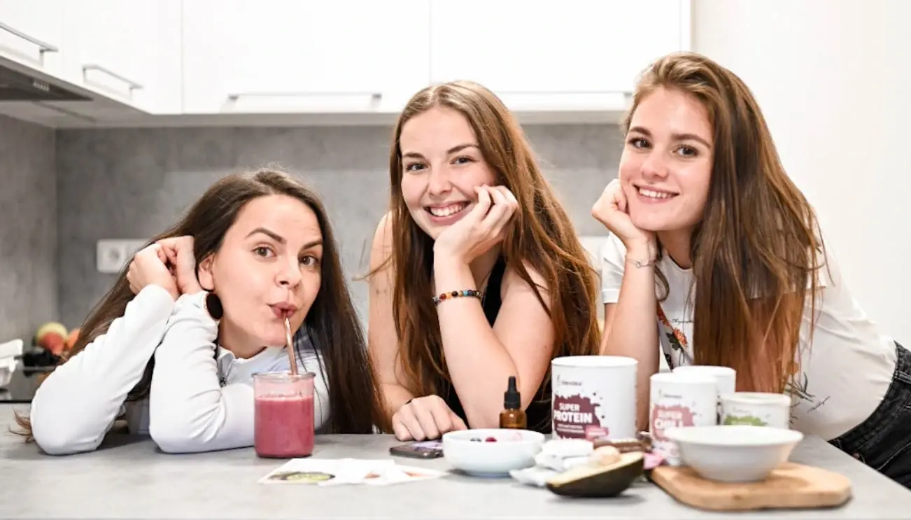 Tři kamarádky si užívají smoothie s produkty Blendea v moderní kuchyni