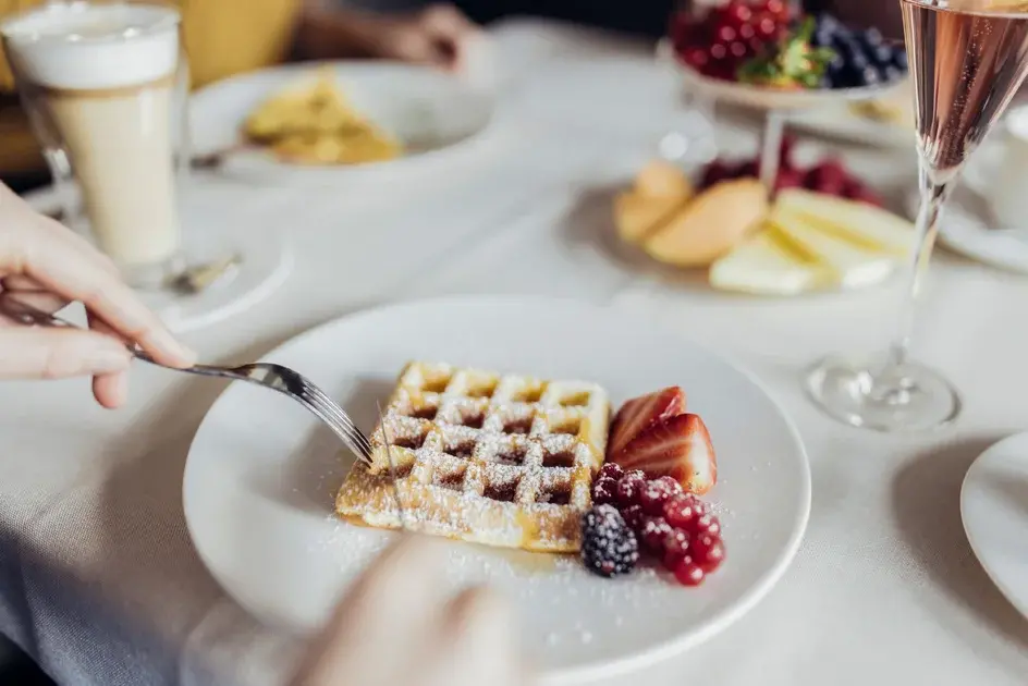 Snídaňová vafle v Habicher Hof s čerstvým ovocem a moučkovým cukrem.