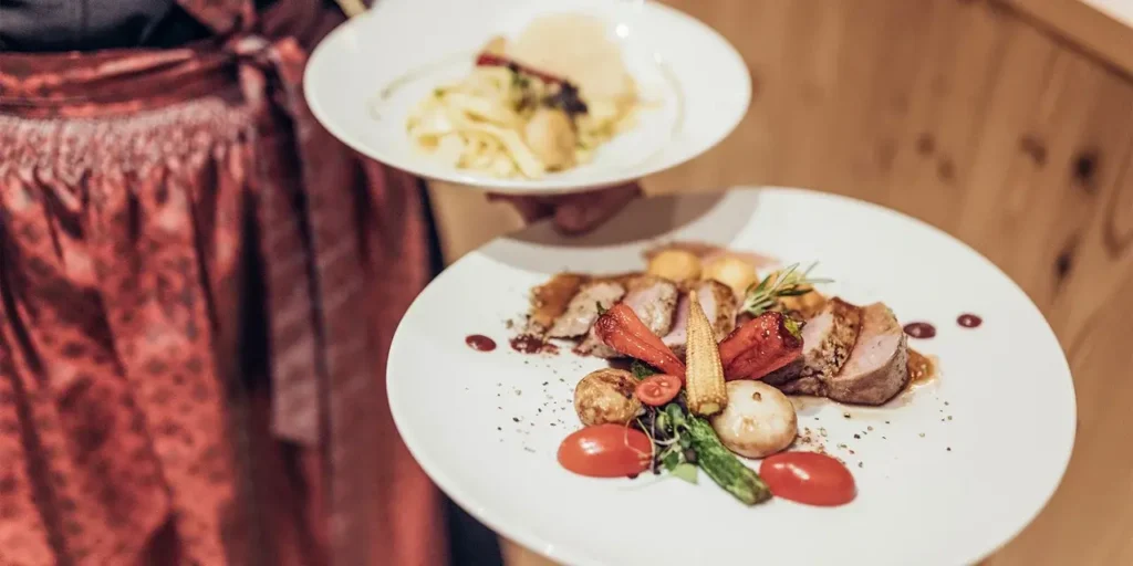 Servírovaná večeře v Habicher Hof – šťavnaté maso, zelenina a domácí těstoviny.
