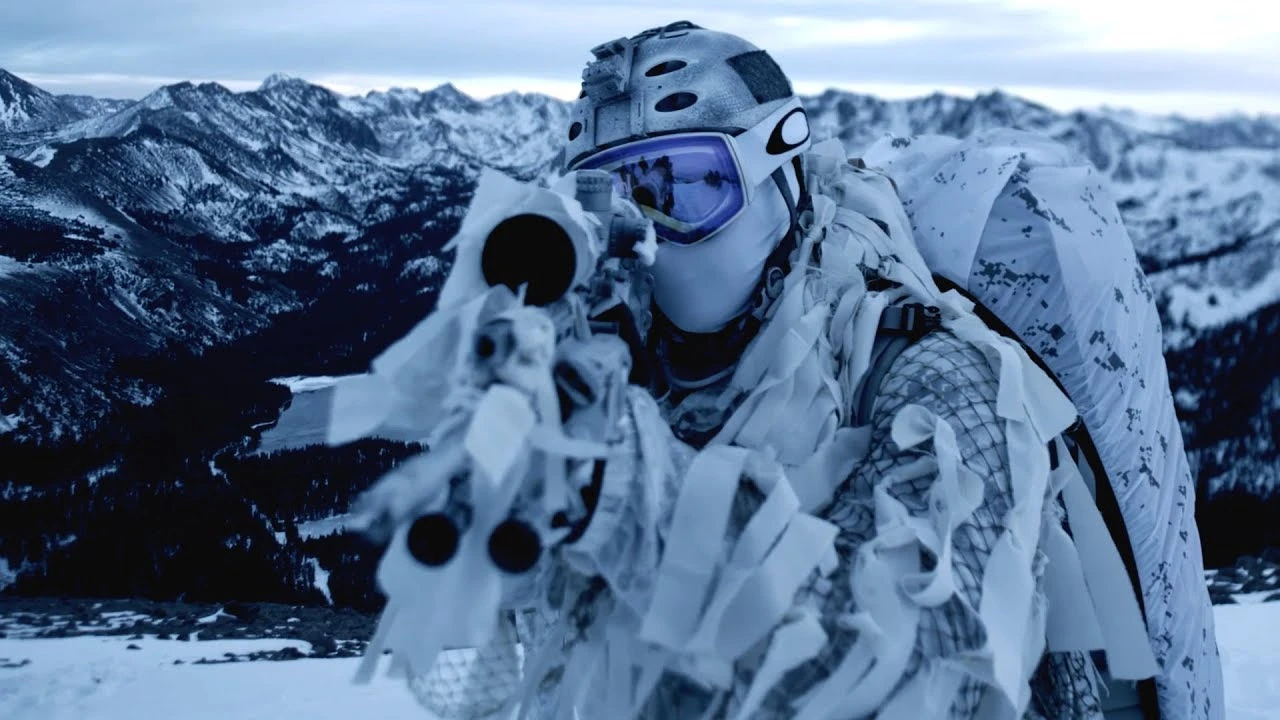 Ostřelovač Navy SEALs trénuje v extrémních zimních podmínkách hor.
