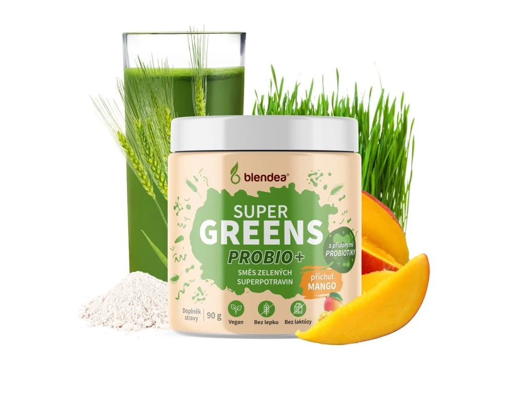 Blendea Supergreens ProBio Mango s mangem a zeleným práškem v pozadí