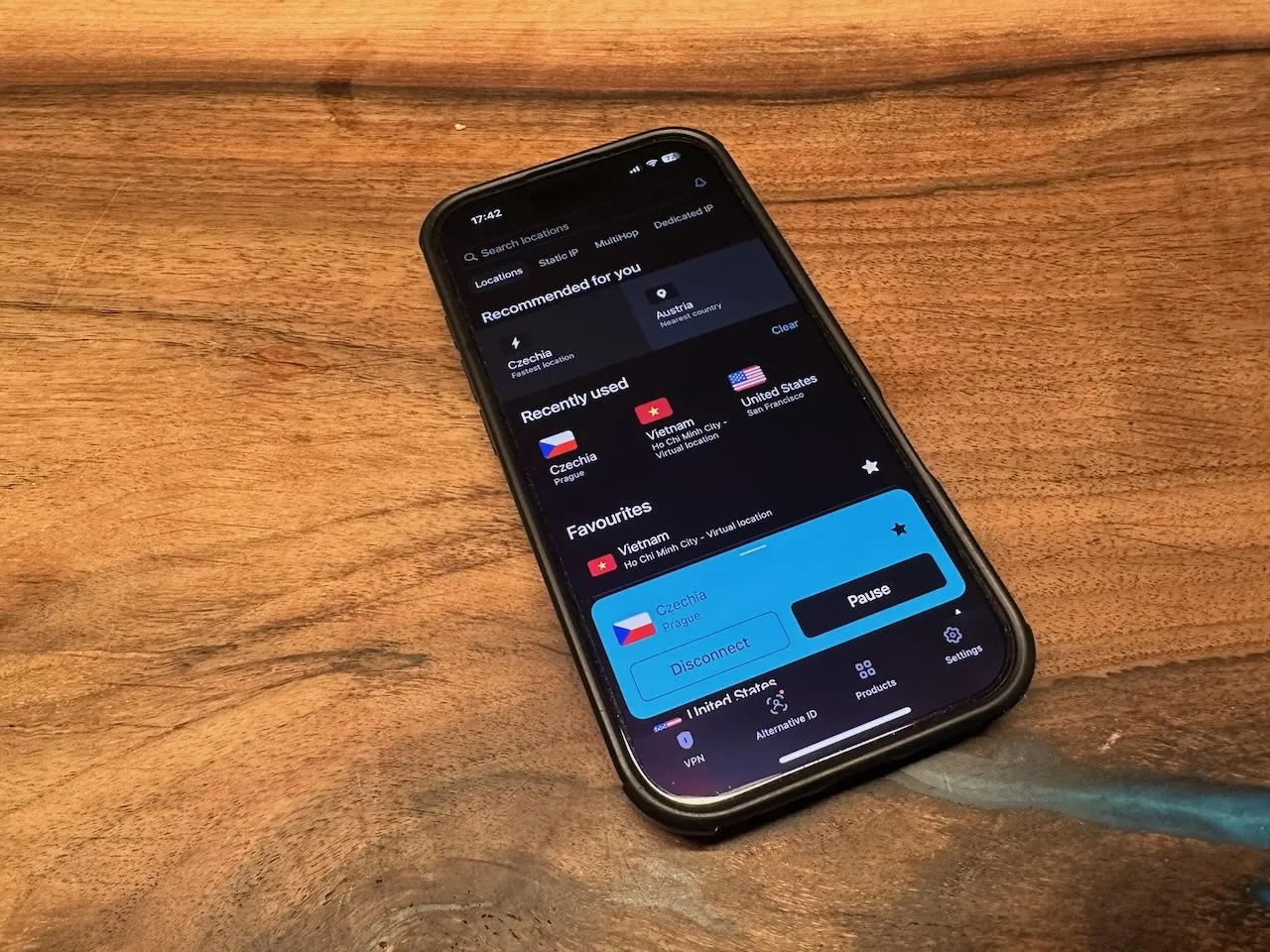 Surfshark VPN připojení na iPhonu 16 Pro s přehledem oblíbených serverů a aktivní ochranou.