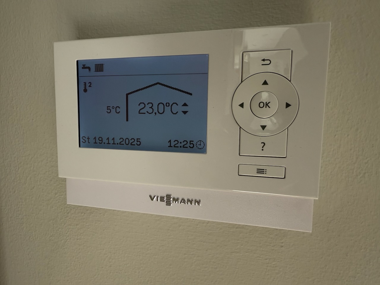 Termostat Viessmann v obýváku s aktuální teplotou a venkovním čidlem