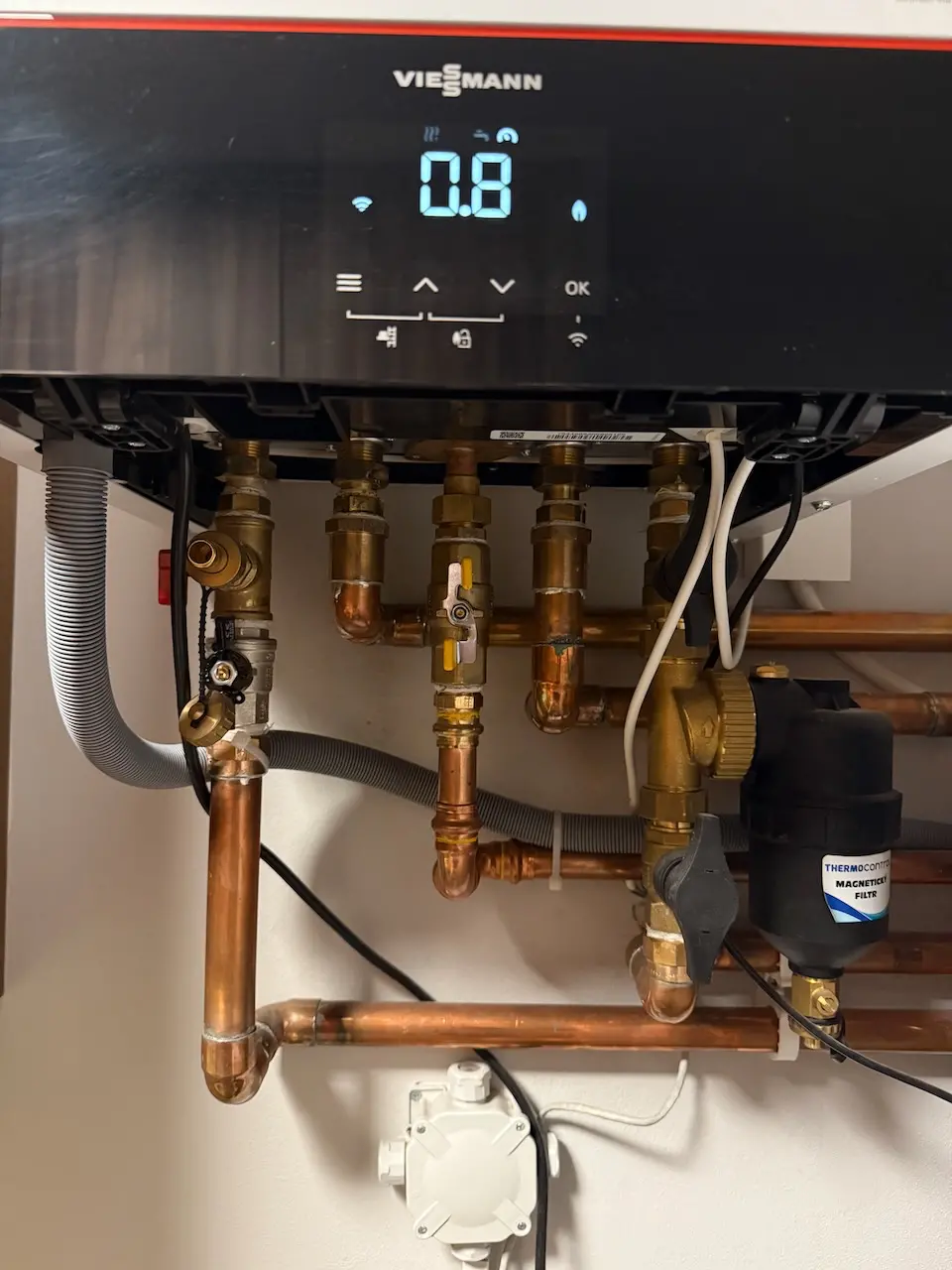 Detail tlaku 0,8 bar na displeji kotle Viessmann a připojení měděných rozvodů