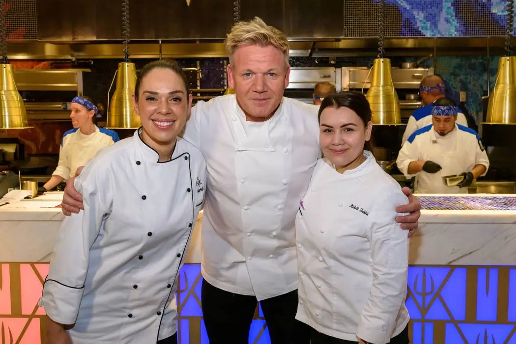 Gordon Ramsay s finalistkami Hell’s Kitchen. Jedna pózuje s úsměvem, druhá přemýšlí, jestli to všechno vůbec stálo za to.