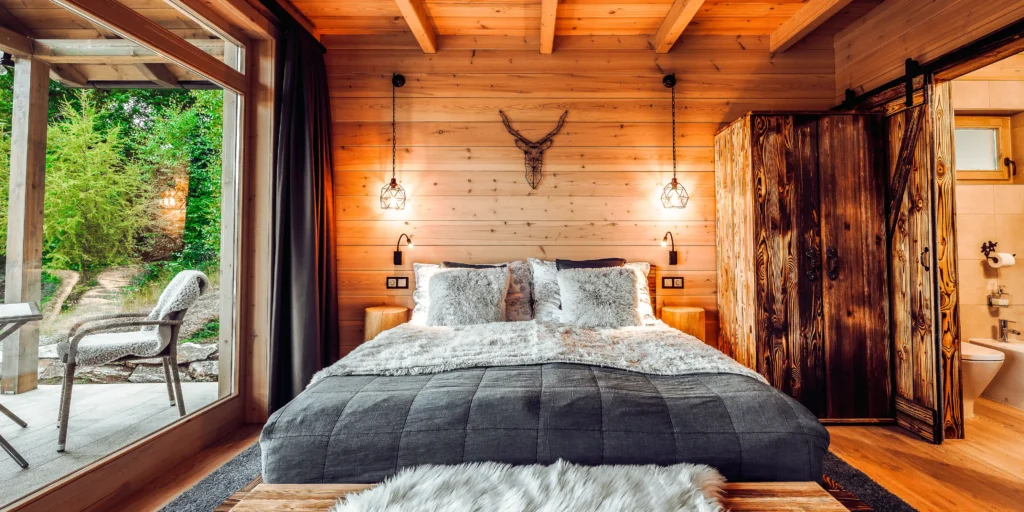 Chalet for you Miskolc - Maďarsko | Venclíkovi.cz Útulná dřevěná ložnice s výhledem na lesní stezku a venkovní posezení