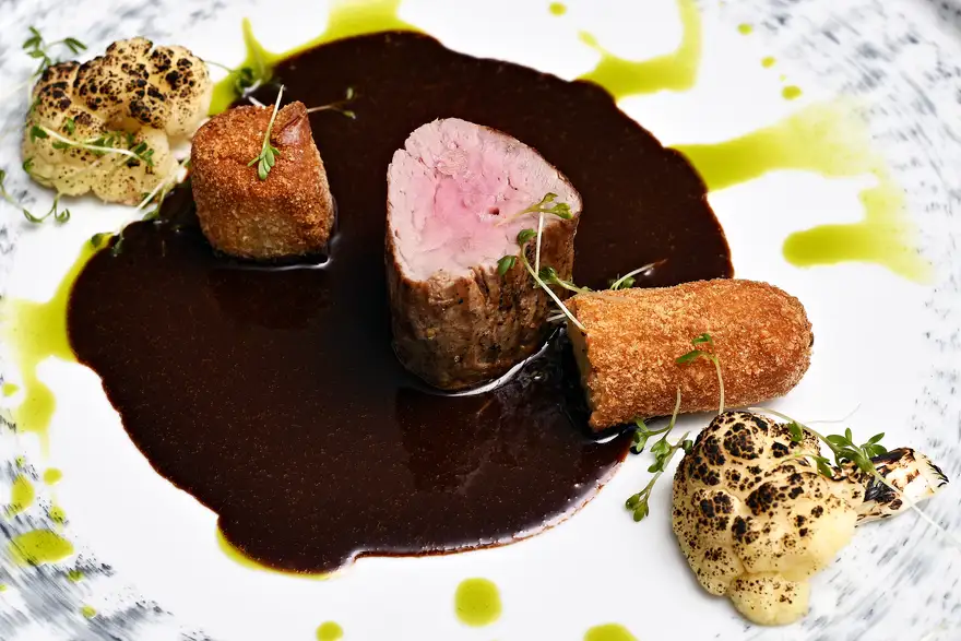 Hofmaister hotel | Venclíkovi.cz Dokonale naservírovaný chod z večerního degustačního menu v hotelu Hoffmeister