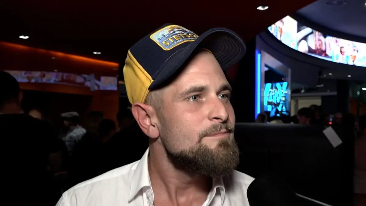 Honza z nahé seznamky | Venclíkovi.cz Honza z Naked Attraction při rozhovoru po natáčení, typická kšiltovka, zamyšlený výraz a atmosféra reality show, která mu změnila život ze dne na den.