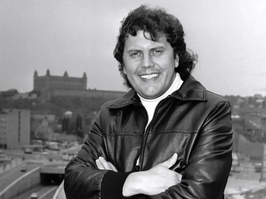 Karol Duchoň ve chvíli, kdy ještě zářil. Na pódiu neporazitelný, v soukromí už tehdy začínal boj, který prohrál