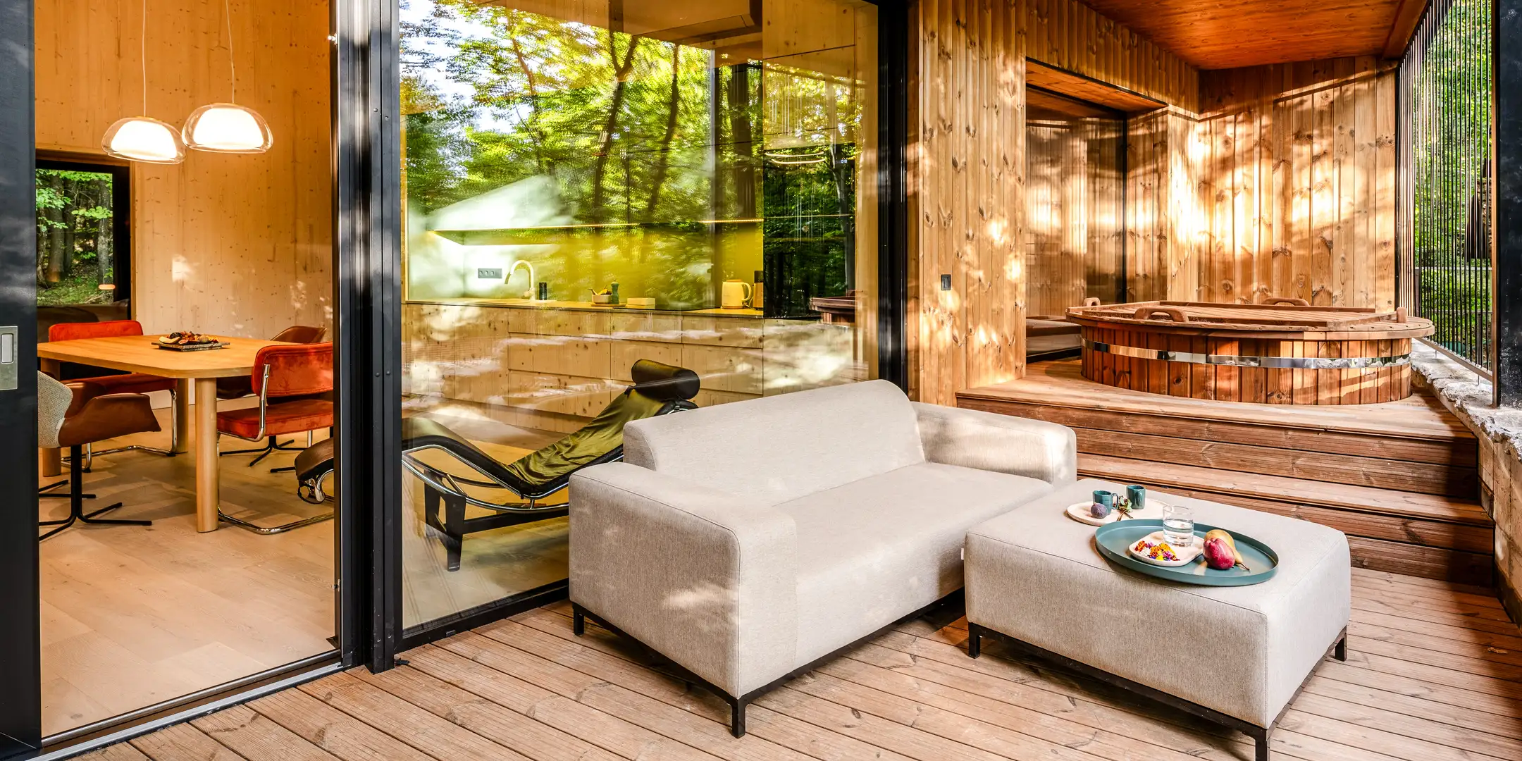 Luxusní chalet Monolith Lodge | Venclíkovi.cz Luxusní dřevěný chalet s terasou a krytou vířivkou v lese – ideální místo na klidnou romantiku ve dvou