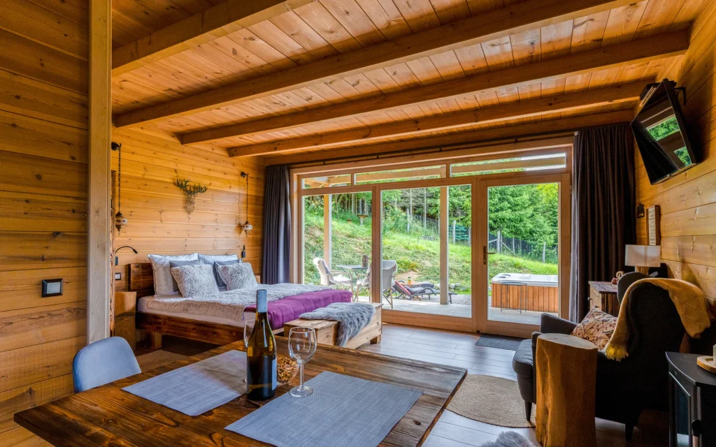 Luxusní chatka V národním parku Bukk | Venclíkovi.cz Interiér romantické chatky se dřevěným obložením, postelí a stolováním