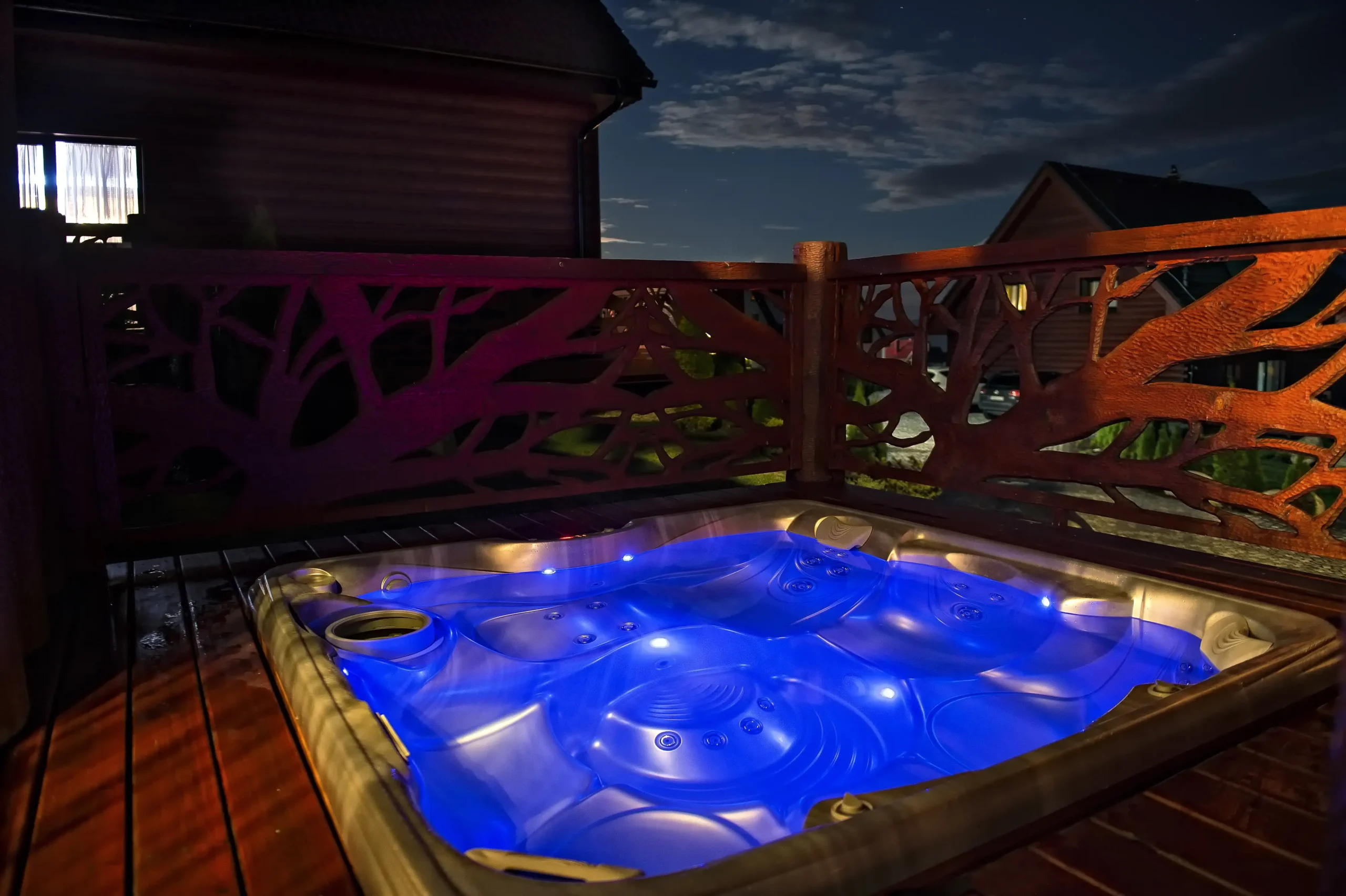 Venkovní Jacuzi Tatry slovensko | Venclíkovi.cz Noční pohled na vířivku se světelnými efekty na terase horské chaty