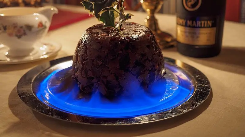 anglicky pudink | Venclíkovi.cz Tradiční britský vánoční pudink přelitý brandy a zapálený, servírovaný na slavnostním stole