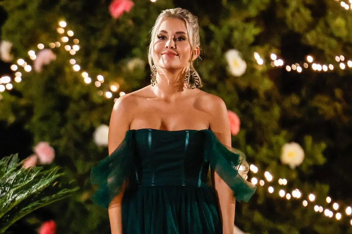 bachelor lucky bee | Venclíkovi.cz Soutěžící z Bachelor Česko v zelených šatech při večerním ceremoniálu, klidný úsměv před kamerami a atmosféra jako z romantické pohádky