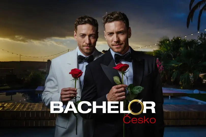 Dvojčata Míra a Martin Dubovičtí, první „dvojití“ Bacheloři v historii české reality show, pózují u bazénu se symbolickými růžemi. Show Bachelor Česko 2025 přináší napětí, romantiku i nečekané zvraty.