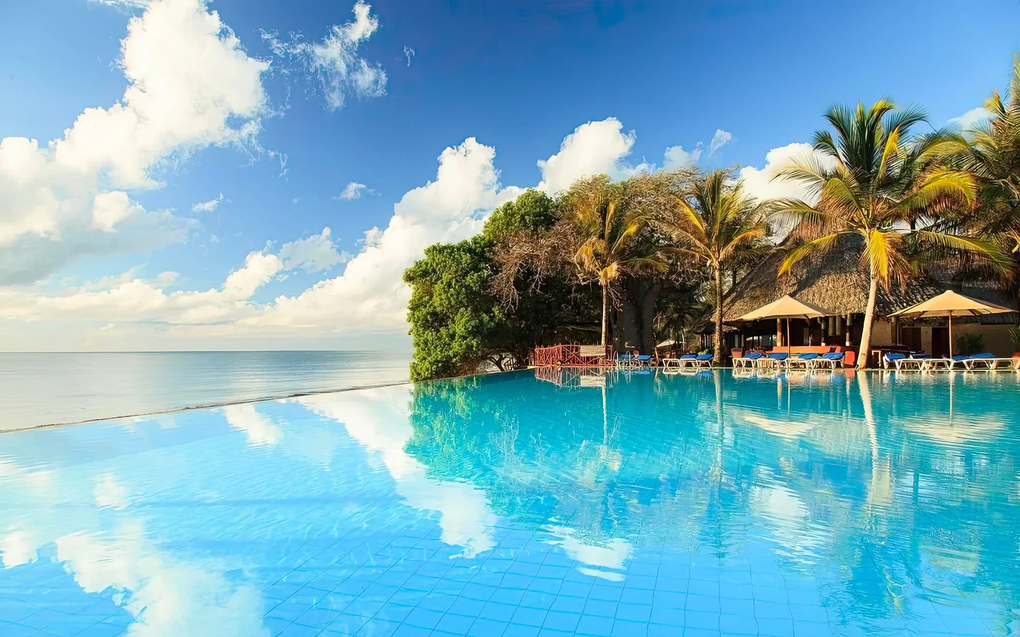 Tropická zahrada a bazén v Baobab Beach Resort - ráj pro ty, co chtějí klid i pohodlí