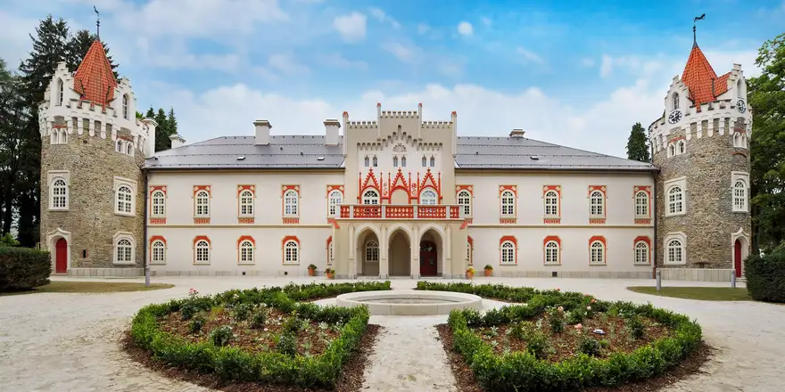 chatea Heralec | Venclíkovi.cz Luxusní zámecké sídlo Chateau Herálec s věžičkami a francouzskou zahradou