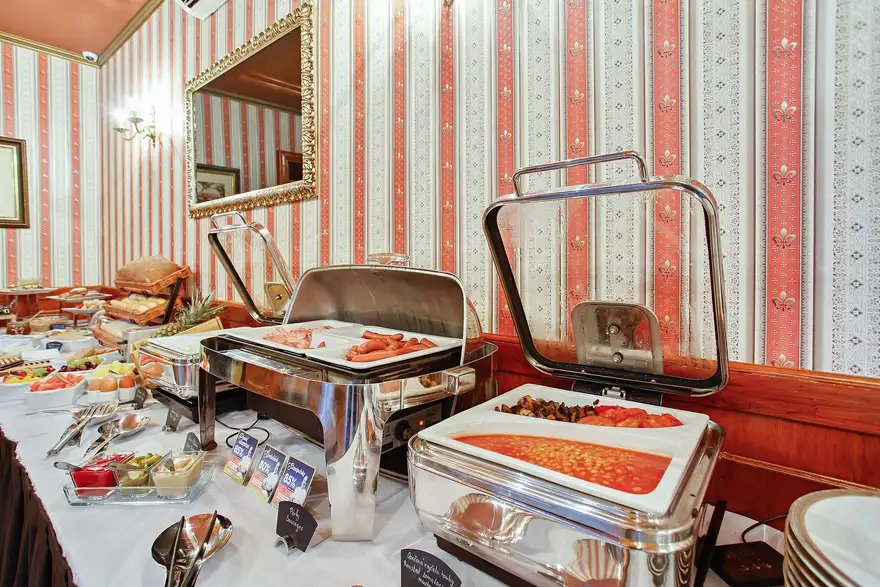 chateau Havel | Venclíkovi.cz Bohatý bufet se snídaní v historickém prostředí s červenými tapetami
