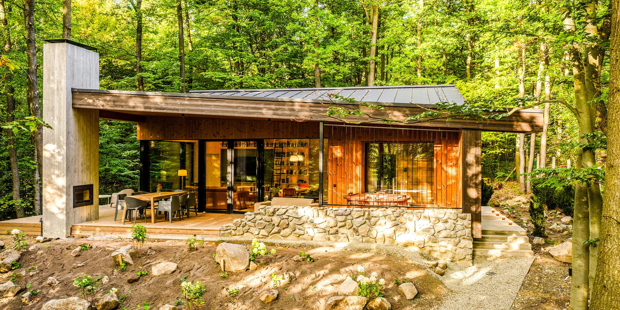 hello wood lodge | Venclíkovi.cz Dřevěná designová chata uprostřed lesa s vířivkou a velkou terasou - úplný sen na romantiku ve dvou