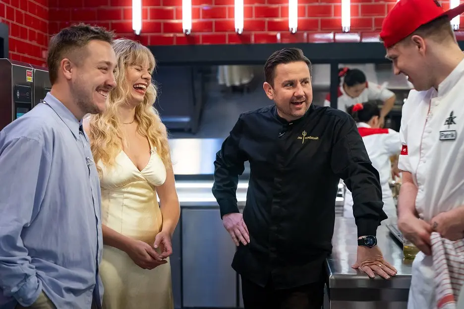 Radek Kašpárek během natáčení Hell’s Kitchen Česko. Smích, nervozita i otázka, kdo to dneska schytá.
