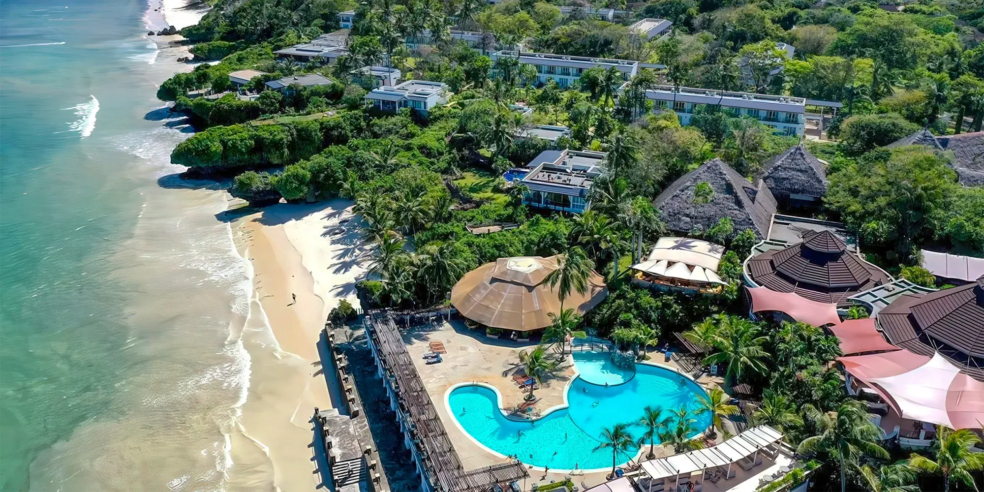 Nekonečný bazén s výhledem na oceán v Leopard Beach Resort - ideální místo na drink a nicnedělání