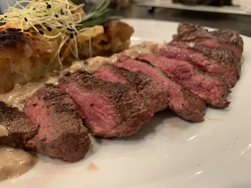 maso | Venclíkovi.cz Dokonale propečený steak servírovaný s omáčkou a bramborovým gratinem