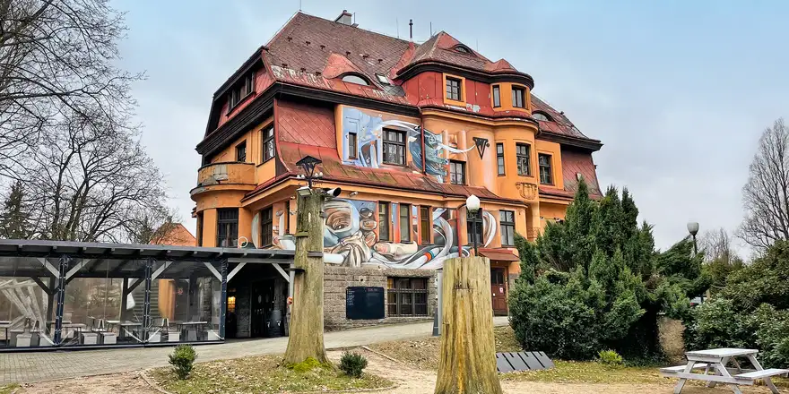 pivovar Volt | Venclíkovi.cz Stylová budova pivovaru s nástěnnou malbou a zahrádkou, Jizerské hory