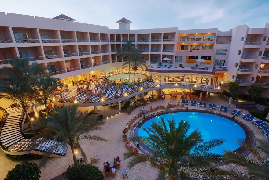 sea star | Venclíkovi.cz Večerní atmosféra u bazénu v hotelu Sea Star Beau Rivage.