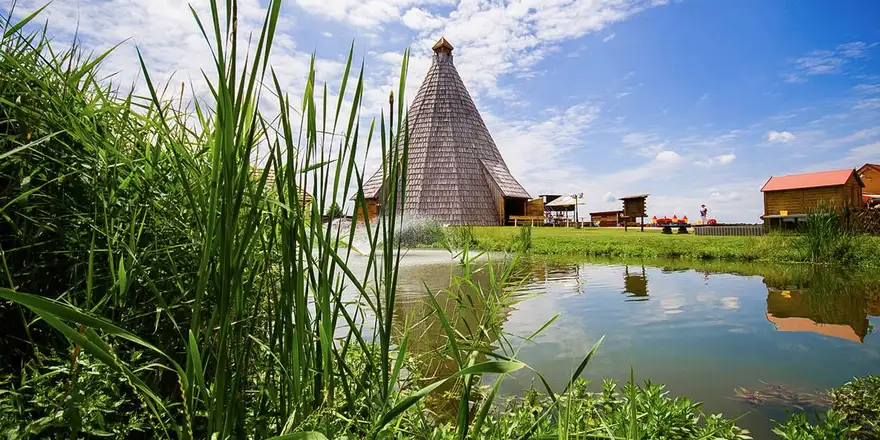 vigvam | Venclíkovi.cz Dřevěný vigvam u rybníka za slunečného dne ve Středních Čechách