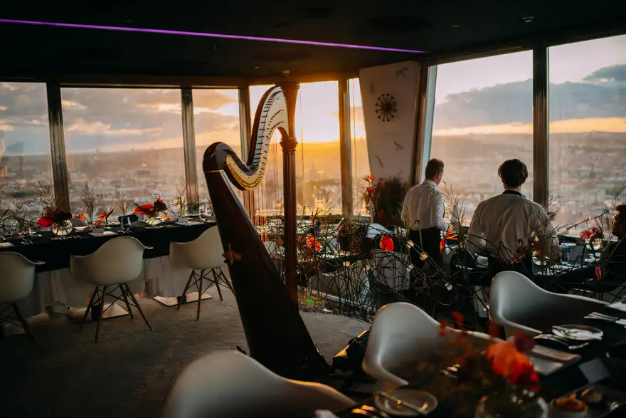 zizkovska vez | Venclíkovi.cz Interiér restaurace v Žižkovské věži s výhledem na Prahu při západu slunce