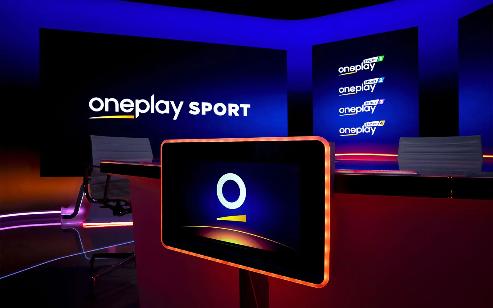 OnePlay sport 1 až 4 | Venclíkovi.cz Televizní studio Oneplay Sport s logy všech čtyř kanálů – Sport 1, 2, 3 a 4 – na světelných obrazovkách