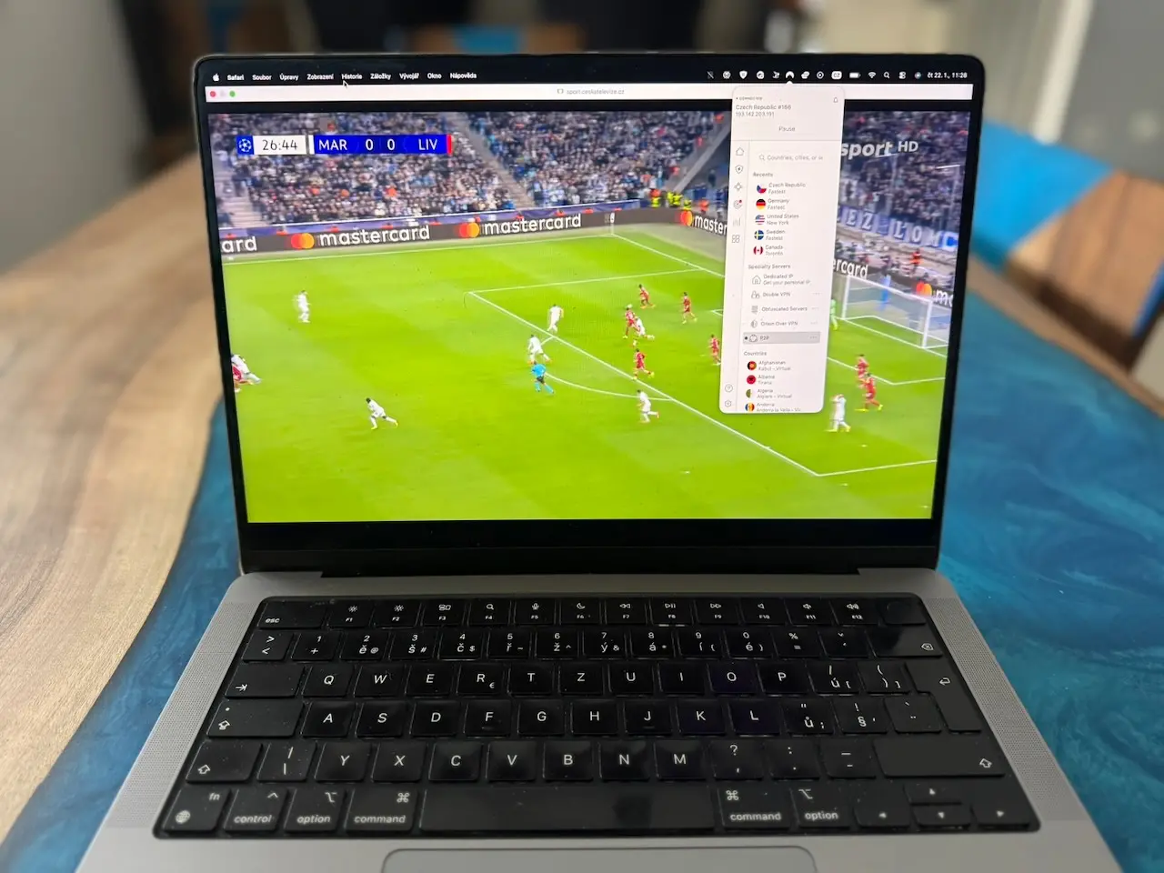Sledování ČT Sport živě pomocí NordVPN | Venclíkovi.cz Fotbalový přenos Ligy mistrů spuštěný na webu ČT Sport přes NordVPN připojenou na český server, zobrazený na MacBooku.