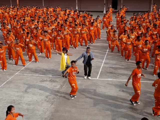 Tancici vezni | Venclíkovi.cz Tančící vězni v oranžových uniformách při společné choreografii ve věznici Cebu na Filipínách