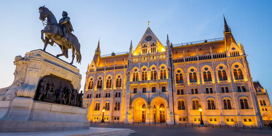 budapest 2 | Venclíkovi.cz Detail budovy parlamentu s jezdeckou sochou večer