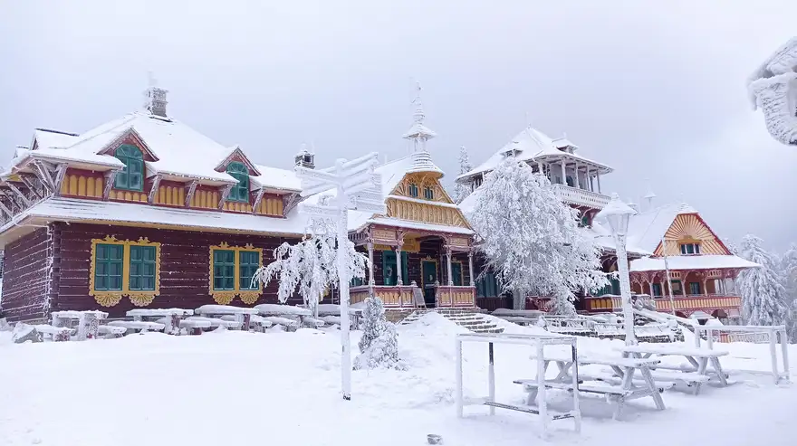 mamenka | Venclíkovi.cz Tradiční dřevěná Jurkovičova chata Maměnka a restaurace Libušín v zimním kabátě