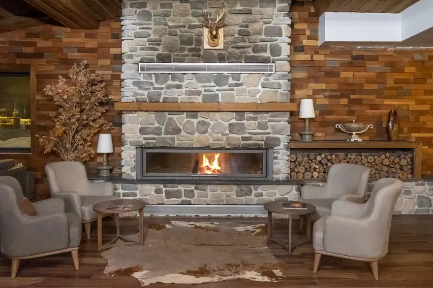 mirada del | Venclíkovi.cz Útulný interiér hotelu Mirada del Lago s krbem a posezením