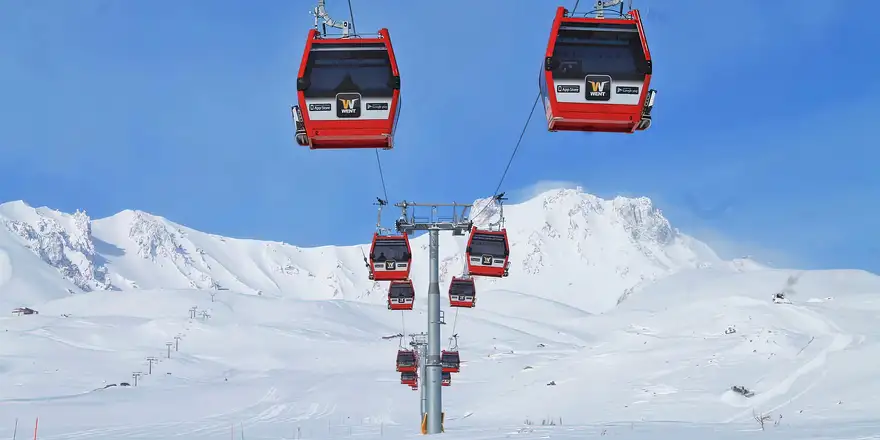 sopka lanovka | Venclíkovi.cz Červené kabinkové lanovky ve středisku Erciyes na pozadí zasněžených hor