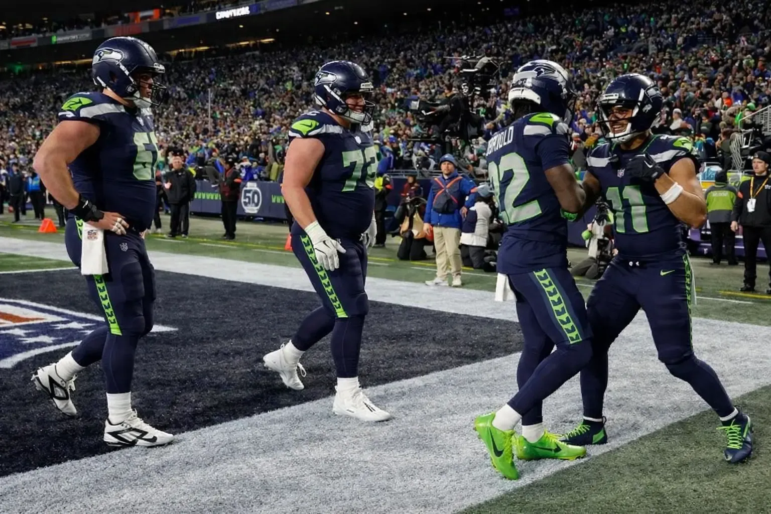 touchdown-seahawks | Venclíkovi.cz Hráči Seattle Seahawks slaví touchdown během zápasu, v popředí Sam Darnold a Jaxon Smith-Njigba.