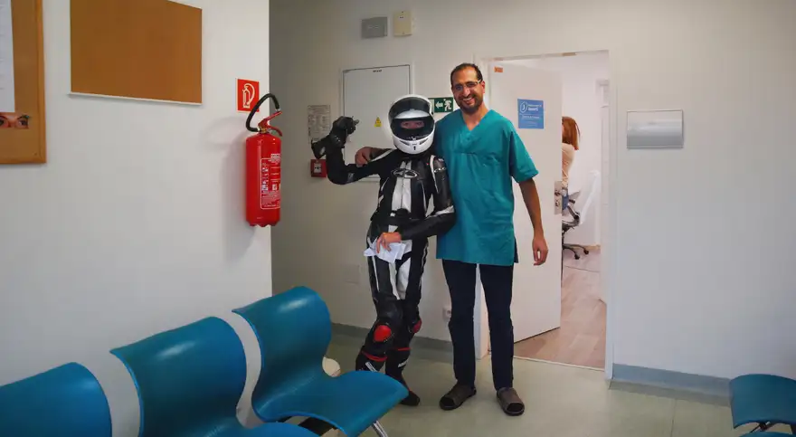 vicka dokto praha | Venclíkovi.cz MUDr. Jamal Abed s pacientem v čekárně kliniky Jamarti v Praze