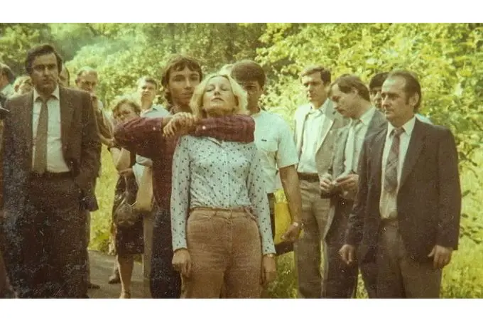 Bestie s dětskou tváří Skutečný příběh spartakiádního vraha Jiřího Straky | Venclíkovi.cz Jiří Straka při policejní rekonstrukci předvádí útok škrcením na figurantku pod dohledem týmu Jiřího Markoviče.