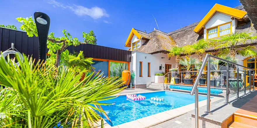 Buku | Venclíkovi.cz Venkovní wellness bazén v Rigótanya Relax & Wellness v Büku